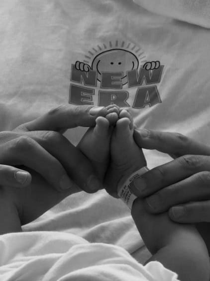Κατσούλης – Ρουμελιώτη: Οι πρώτες εικόνες με το μωρό τους – “25 ώρες αγωνίας” συγκλονίζουν τα λόγια τους