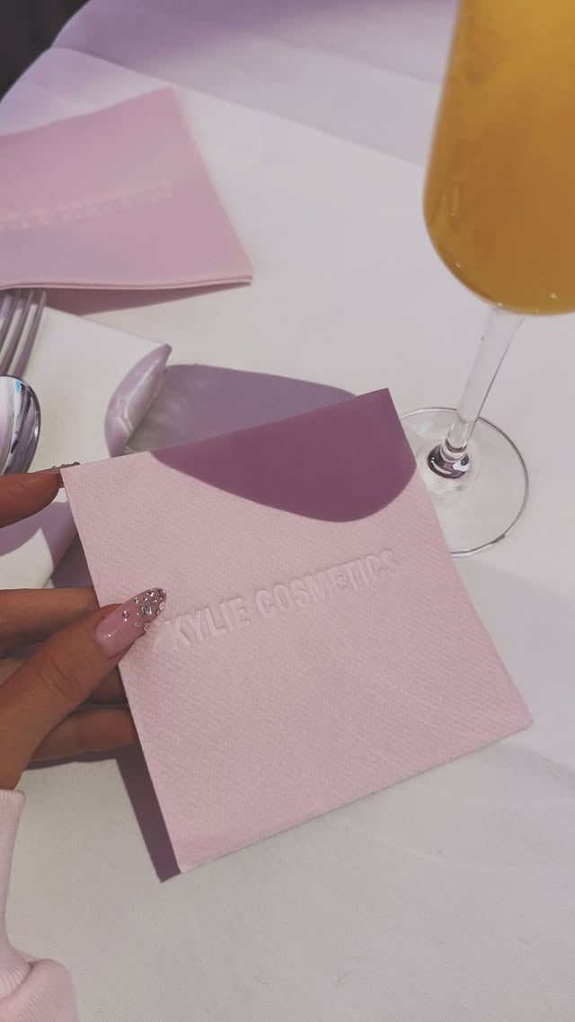 Το καλοκαιρινό νύχια της Kylie Jenner αποθεώνουν τον μαξιμαλισμό