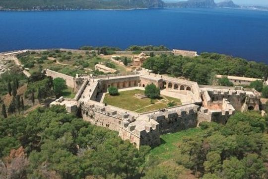 Φρέσκο ξέσπασμα της αντιπροέδρου Αρχαιολόγων μετά τον γάμο της Κωστοπούλου: «Θα έπαιρνε ποτέ αυτή την άδεια ένας κοινός πολίτης;»