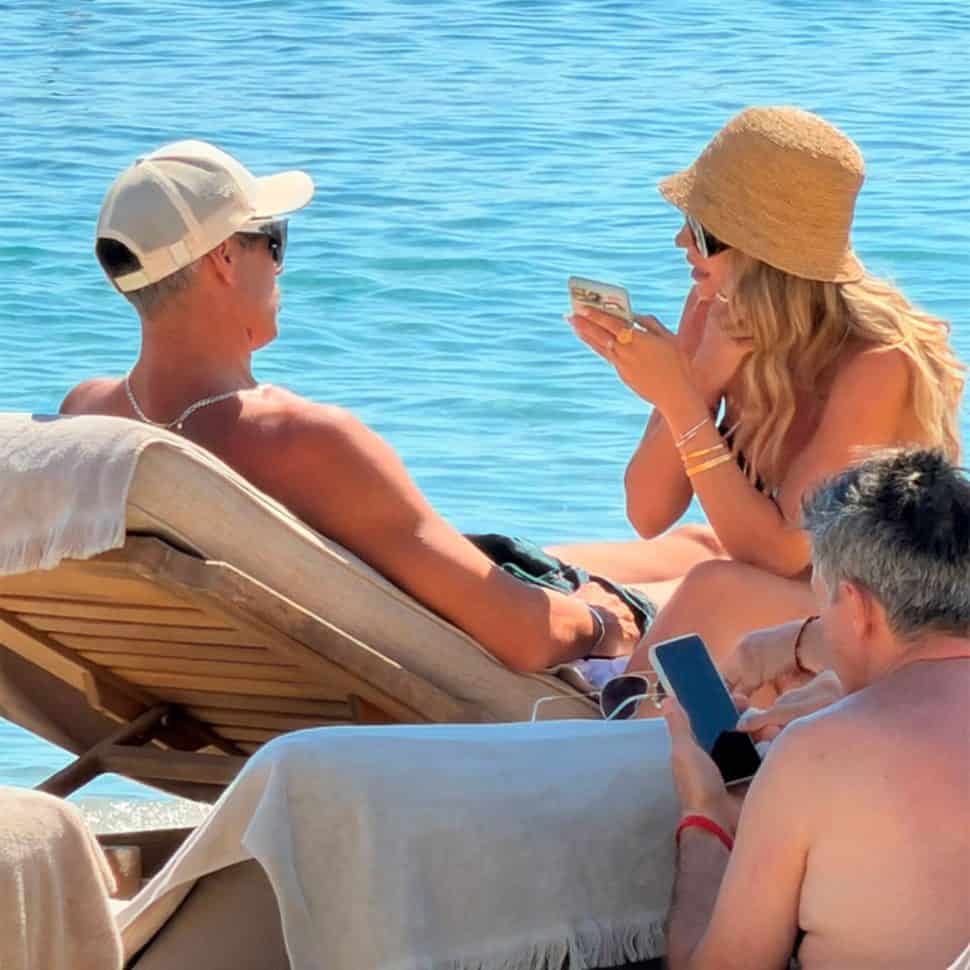 Αθηνά Οικονομάκου: Ποζάρει στην Πάρο με την Αργεντινέζα πεθερά της – Η ευχή και τα δάκρυα της Κλαούντια για το εγγόνι που έρχεται