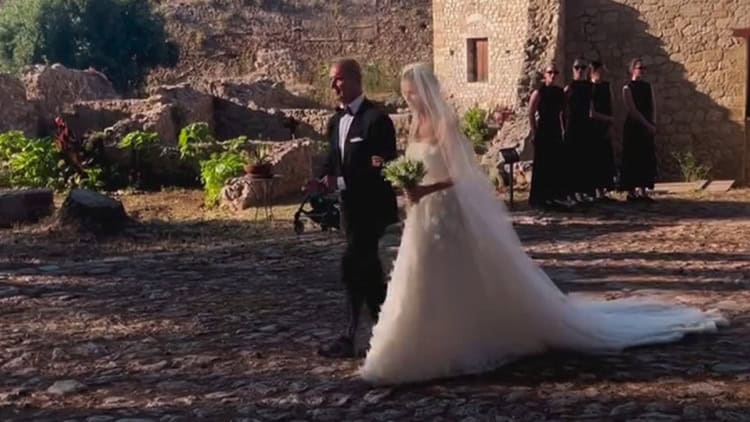 Αμαλία Κωστοπούλου: Το χαλαρό νυφικό φανέρωσε την εγκυμοσύνη – Γιαγιά γίνεται η Τζένη Μπαλατσινού (φωτογραφίες)