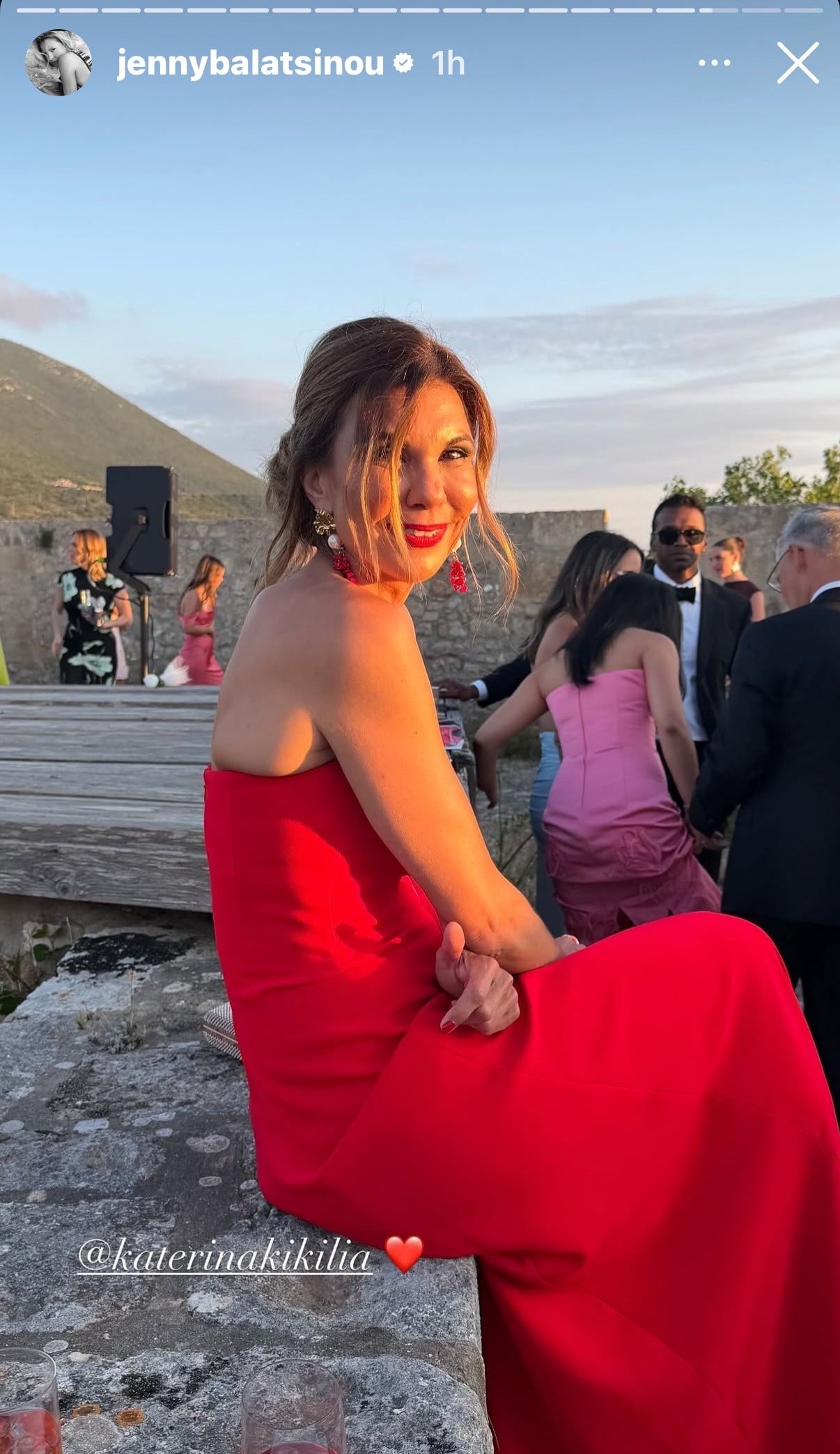Κατερίνα Κικίλια: Η εντυπωσιακή παρουσία της αδελφής του Βασίλη Κικίλια με κόκκινο φόρεμα στον γάμο της Αμαλίας Κωστοπούλου