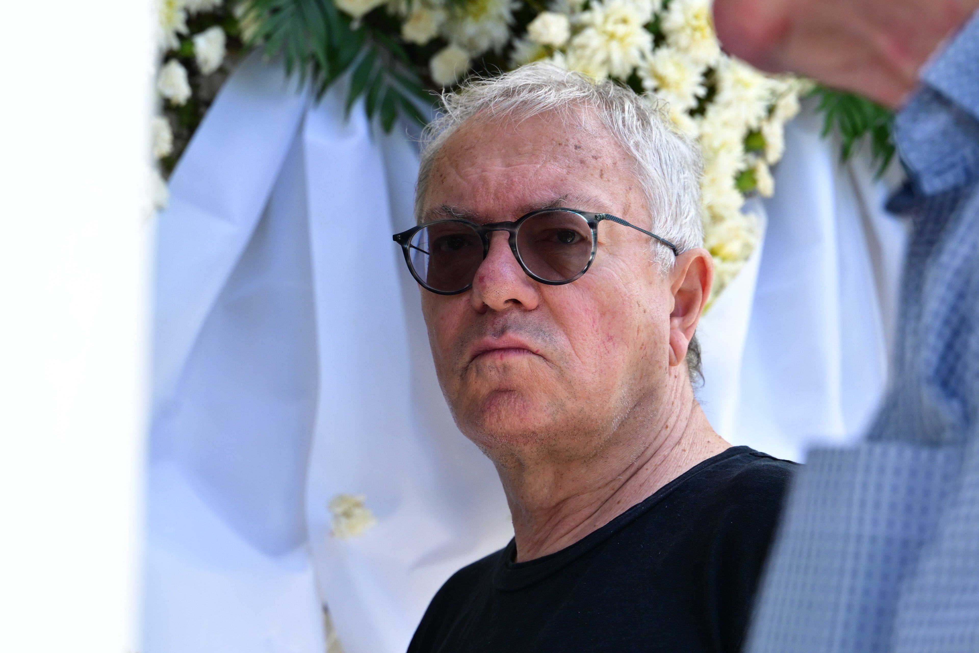 Μαίρη Ραζή στην κηδεία του συζύγου της, Σωτήρη Τσόγκα
