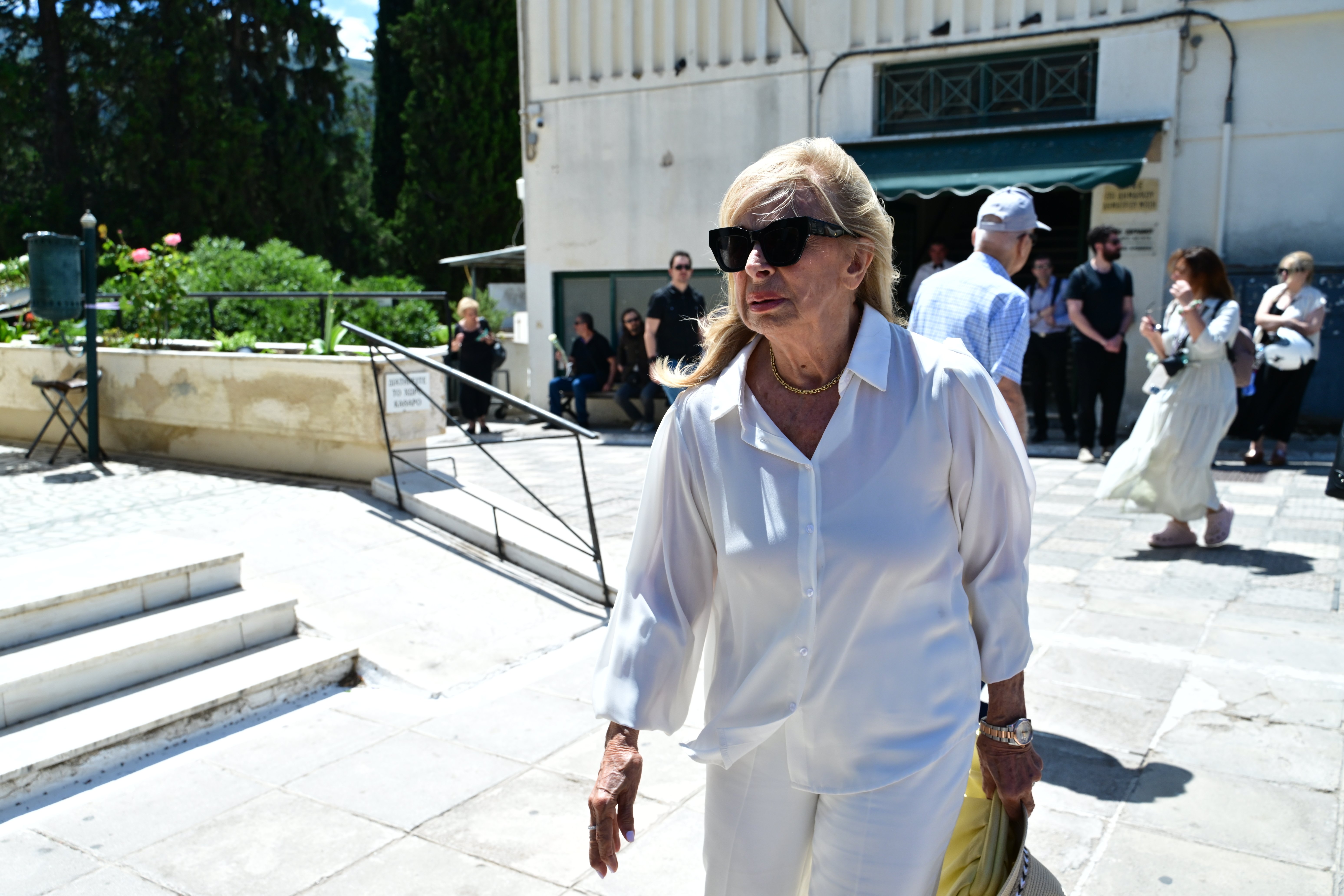 Μαίρη Ραζή στην κηδεία του συζύγου της, Σωτήρη Τσόγκα
