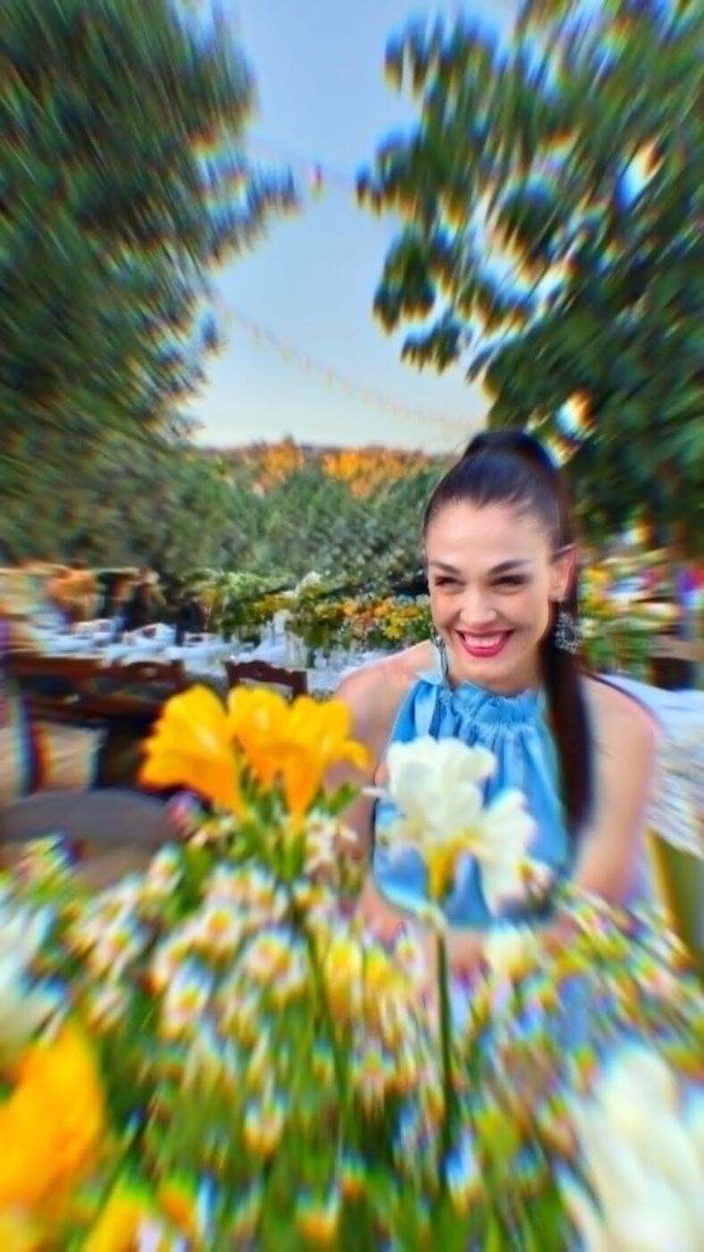 Μελία Κράιλινγκ: Η Ελληνίδα σταρ του «Emily in Paris» παντρεύτηκε τον εκλεκτό της στη Σύρο – Εικόνες, βίντεο
