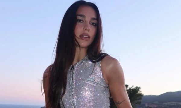 Dua Lipa: Το 20λεπτο πρόγραμμα Pilates που κάνει κάθε μέρα για γραμμωμένους κοιλιακούς