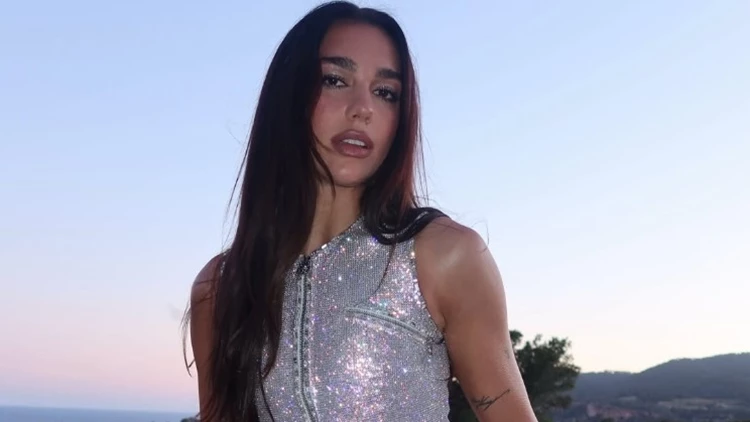 Dua Lipa: Το 20λεπτο πρόγραμμα Pilates που κάνει κάθε μέρα για γραμμωμένους κοιλιακούς