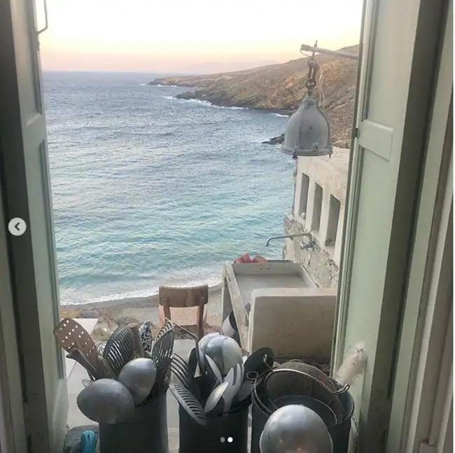 Η Μπαλατσινού ανατρέπει τα πάντα μετά τον γάμο της κόρης της: Η πώληση του σπιτιού στην Πάτμο για 4.800.000 ευρώ και η νέα της ζωή ως γιαγιά