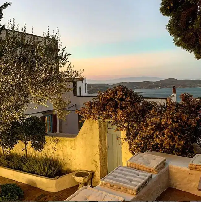Η Μπαλατσινού ανατρέπει τα πάντα μετά τον γάμο της κόρης της: Η πώληση του σπιτιού στην Πάτμο για 4.800.000 ευρώ και η νέα της ζωή ως γιαγιά