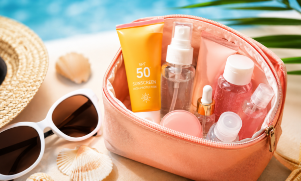Travel Size Beauty Essentials: Τι να έχετε μαζί σας το καλοκαίρι για ευκολία