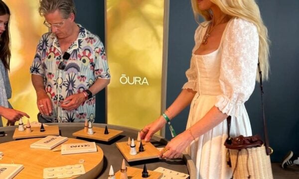 Claudia Schiffer στο Λονδίνο: Φοράμε τις τσάντες παραλίας στην πόλη