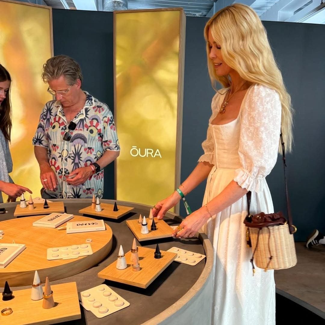 Claudia Schiffer στο Λονδίνο: Φοράμε τις τσάντες παραλίας στην πόλη