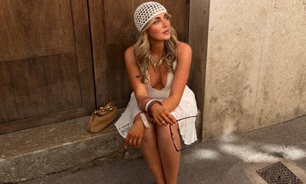 Τα κροσέ full caps είναι η νέα καλοκαιρινή εμμονή των fashion insiders