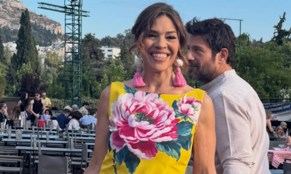 Ναταλία Δραγούμη: Με το πιο μαγευτικό floral φόρεμα της εποχής στο θέατρο Άλσος