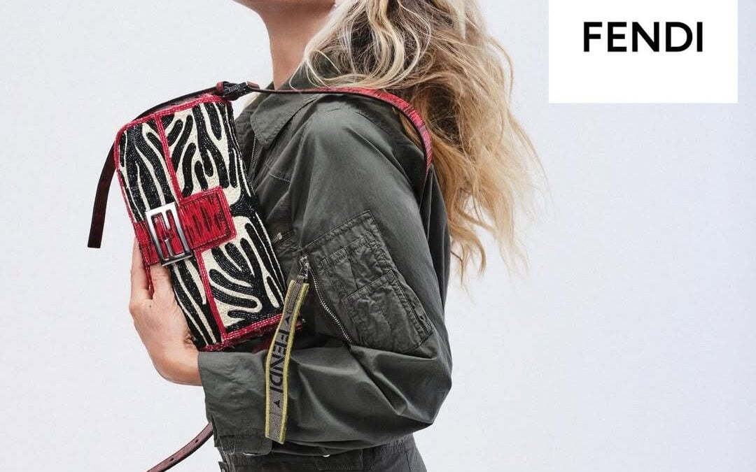 Sarah Jessica Parker στη νέα καμπάνια της Fendi: οι baguette τσάντες είναι ξανά επίκαιρες