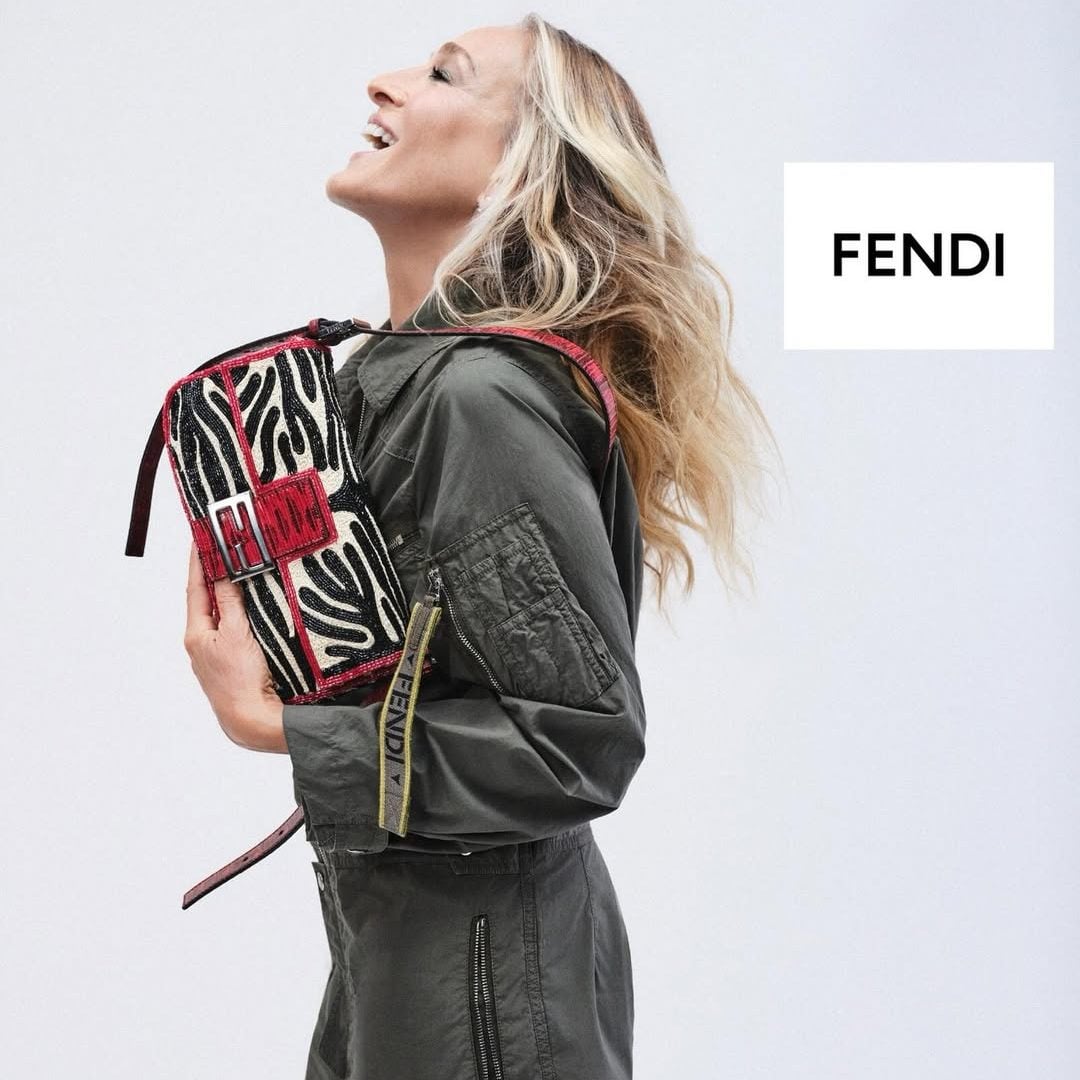 Sarah Jessica Parker στη νέα καμπάνια της Fendi: οι baguette τσάντες είναι ξανά επίκαιρες