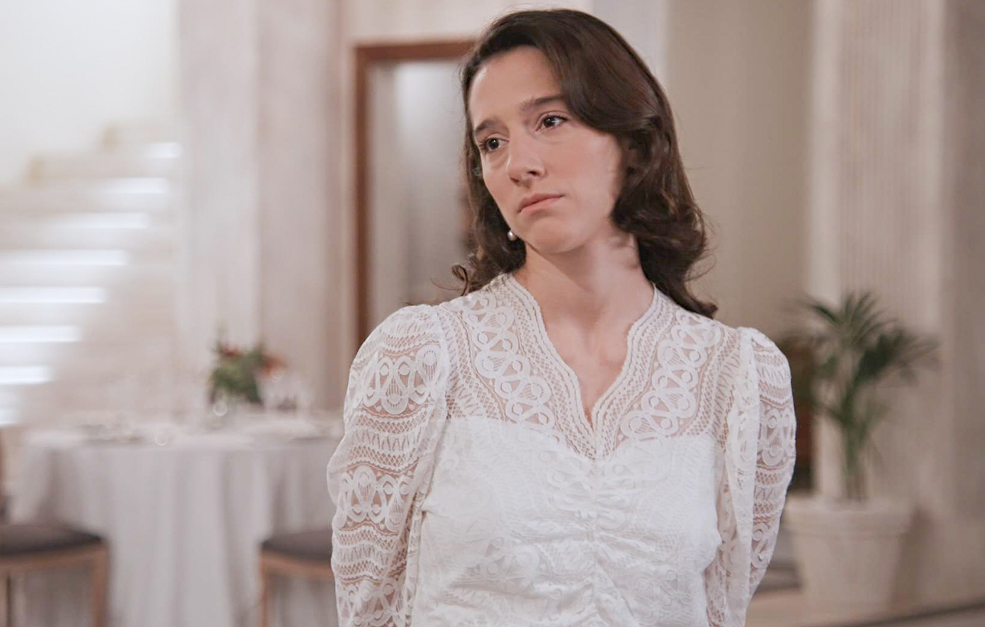 «Grand Hotel»: Η Αλίκη, εξοργισμένη με τον Ιορδάνη, ανακοινώνει σε όλους την ακύρωση του γάμου του με τη Φρίντα