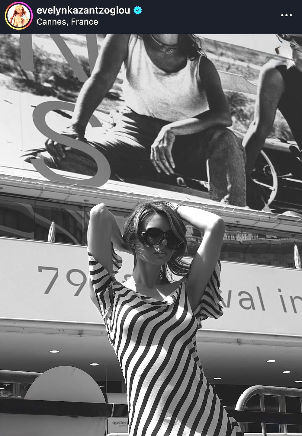 Έβελυν Καζαντζόγλου: Το ριγέ φόρεμα που μας έβαλε σε διάθεση διακοπών