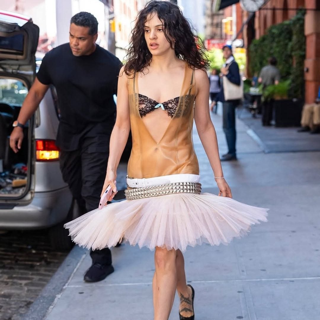 Rosalía: Πώς κατέστρεψε το ροζ παραμύθι του balletcore