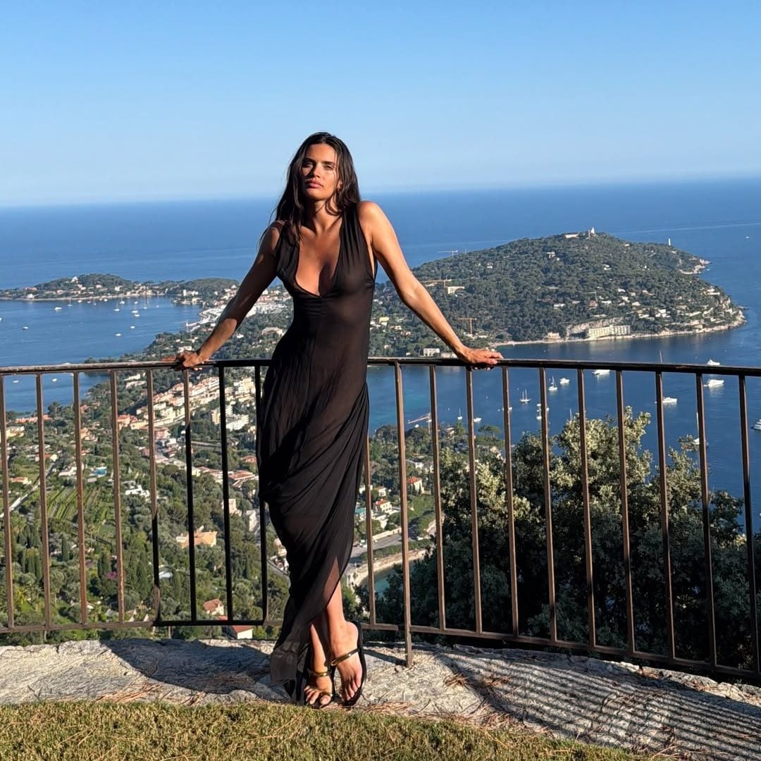 Η Sara Sampaio και η Addison Rae προσφέρουν στο καλοκαιρινό LBD μια φρέσκια, σαγηνευτική πνοή