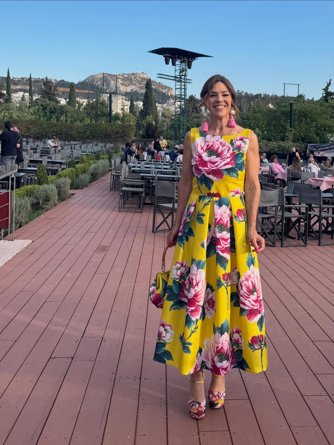 Ναταλία Δραγούμη: Με το πιο μαγευτικό floral φόρεμα της εποχής στο θέατρο Άλσος