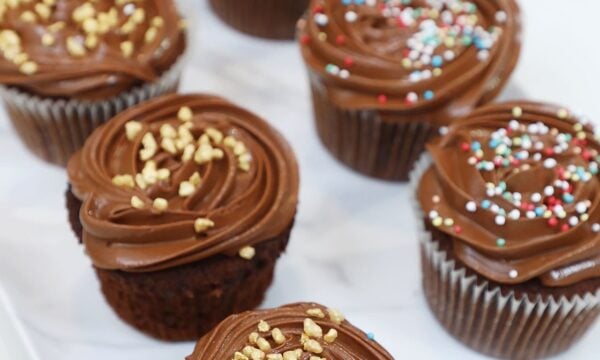 Cupcakes με γέμιση πραλίνας φουντουκιού