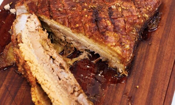 Χοιρινό στο φούρνο με τραγανή πέτσα