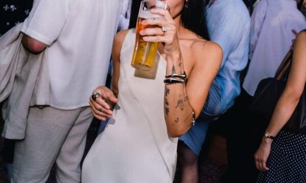 Liquid Minimal: Γιατί οι Zoë Kravitz, Sienna Miller και Victoria Beckham απορρίπτουν τα έντονα βραδινά φορέματα