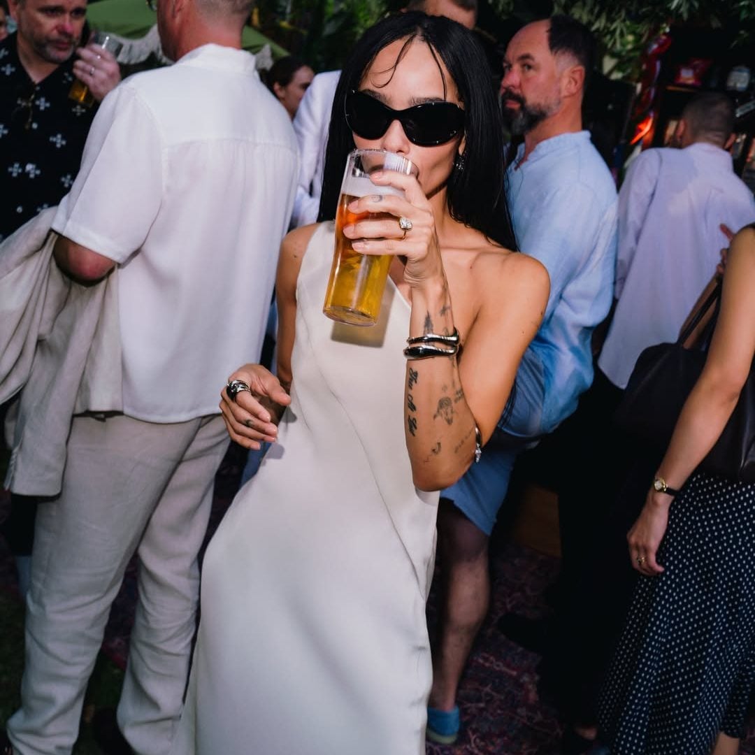 Liquid Minimal: Γιατί οι Zoë Kravitz, Sienna Miller και Victoria Beckham απορρίπτουν τα έντονα βραδινά φορέματα