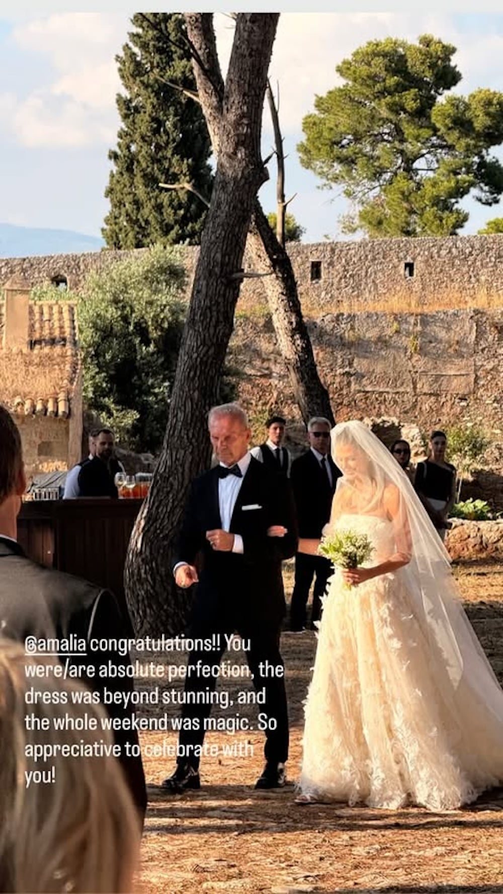 Αμαλία Κωστοπούλου: Από τη νύφη στη γιαγιά, όλα τα μυστικά του γυναικείου στιλ στον γάμο της