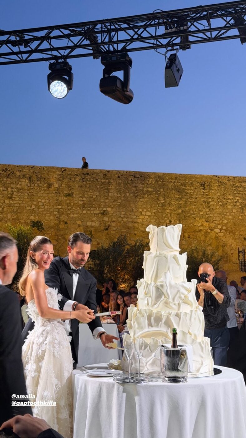 Αμαλία Κωστοπούλου – Τζέικ Μέντγουελ: Το μαγευτικό φωτογραφικό άλμπουμ του γάμου τους στο Κάστρο της Πύλου
