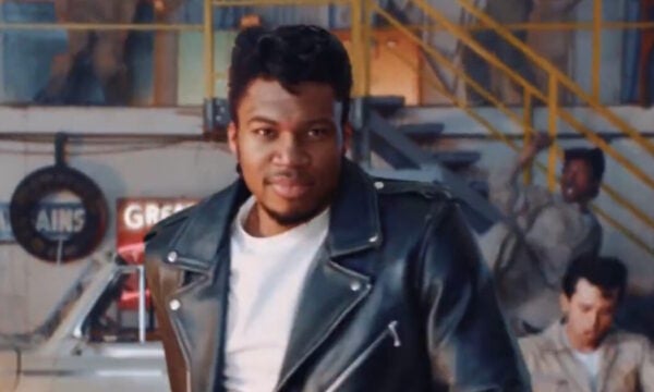 Ο Γιάννης Αντετοκούνμπο ως… Τζον Τραβόλτα από το εμβληματικό «Grease» σε καμπάνια διάσημης εταιρίας