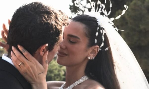 Bridal μανικιούρ της Dua Lipa που θα εμπνεύσει τις νύφες της σεζόν