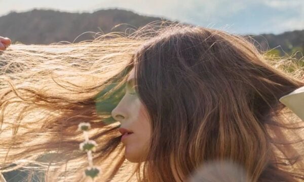 Canyon Waves: Η πιο χαλαρή μόδα μαλλιών του καλοκαιριού ξεκινά από την Καλιφόρνια