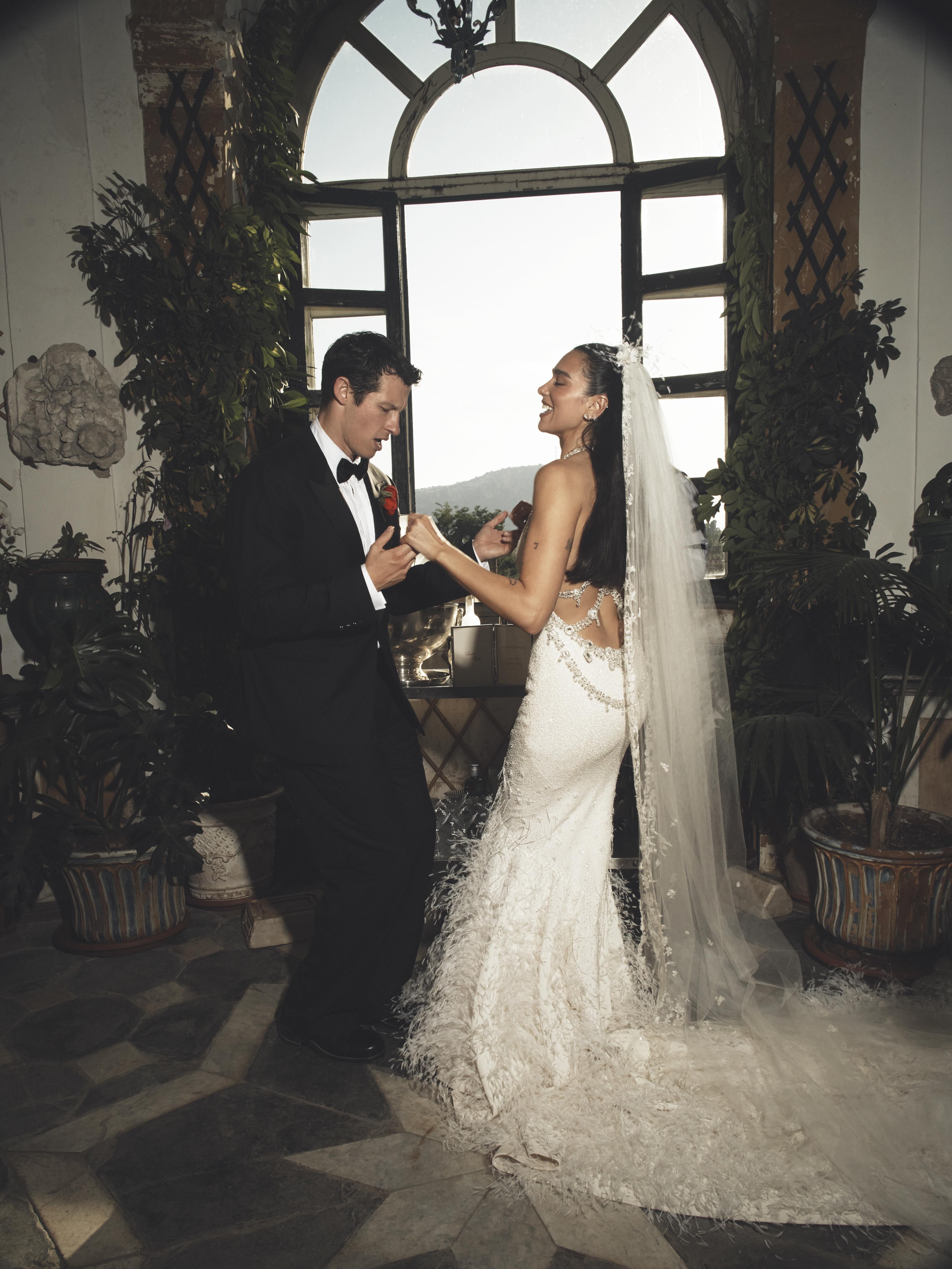 Dua Lipa: Η νύφη που έγραψε ιστορία με το πρώτο bridal Haute Couture του Matthieu Blazy