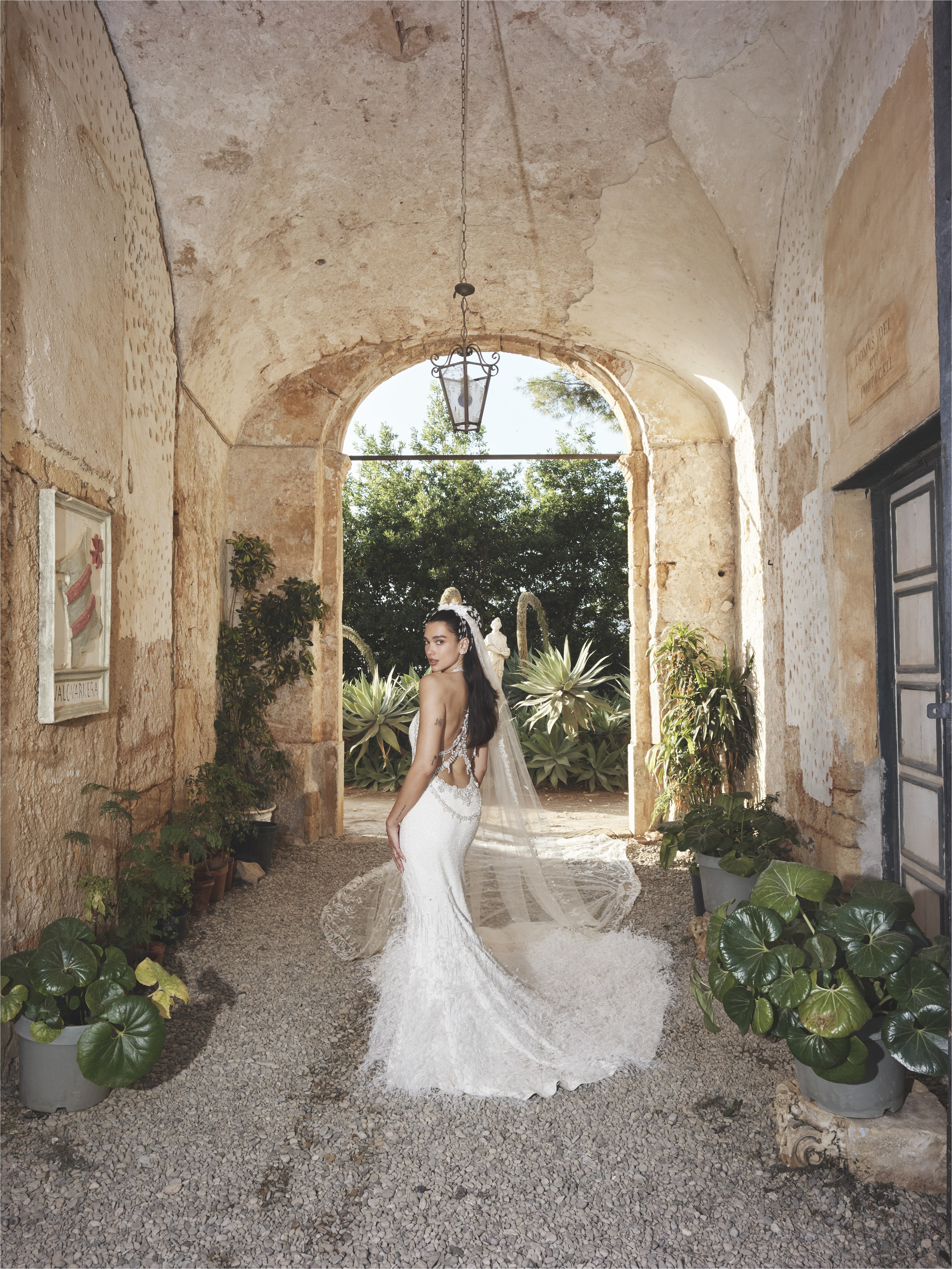 Dua Lipa: Η νύφη που έγραψε ιστορία με το πρώτο bridal Haute Couture του Matthieu Blazy