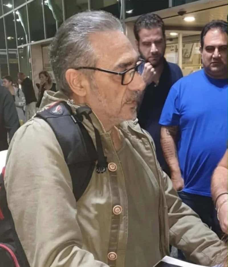 Αγνώριστος ο Νότης Σφακιανάκης: Γκρίζα μαλλιά και πρεσβυωπικά γυαλιά – Σιωπηλό πένθος μακριά από τη δημοσιότητα (φωτογραφία)