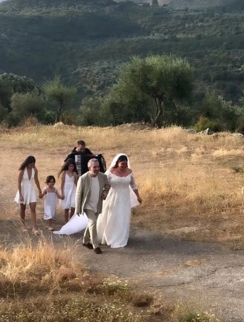 Γάμος Μπάρκα: Γιατί ο βιολογικός πατέρας της Δανάης δεν την συνόδευσε στην εκκλησία; Τι έγινε;