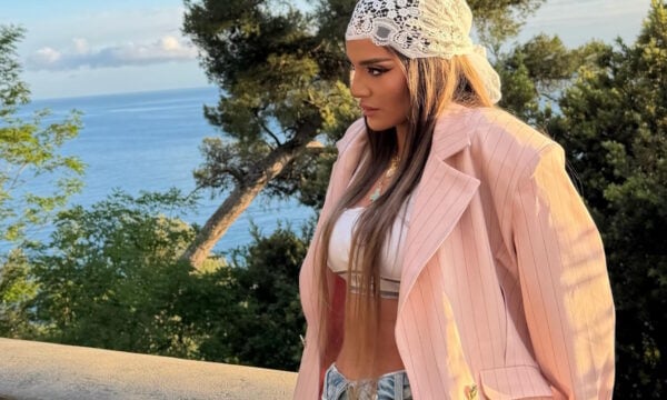 Ρία Ελληνίδου: Παρασκηνιακές λήψεις από τα γυρίσματα του νέου της κομματιού στη Νίκαια της Γαλλίας