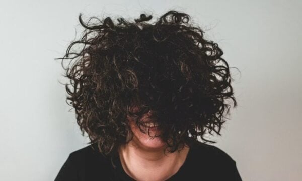 Skinification: Η νέα τάση για την υγεία των σγουρών μαλλιών σας