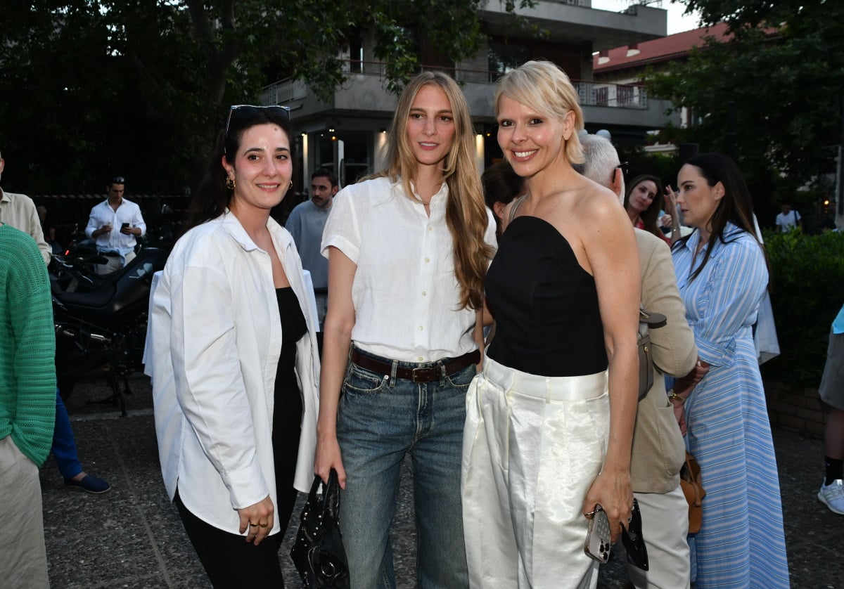 Εντυπωσιακές εμφανίσεις της showbiz σε καλοκαιρινό cocktail πάρτι στα βόρεια προάστια