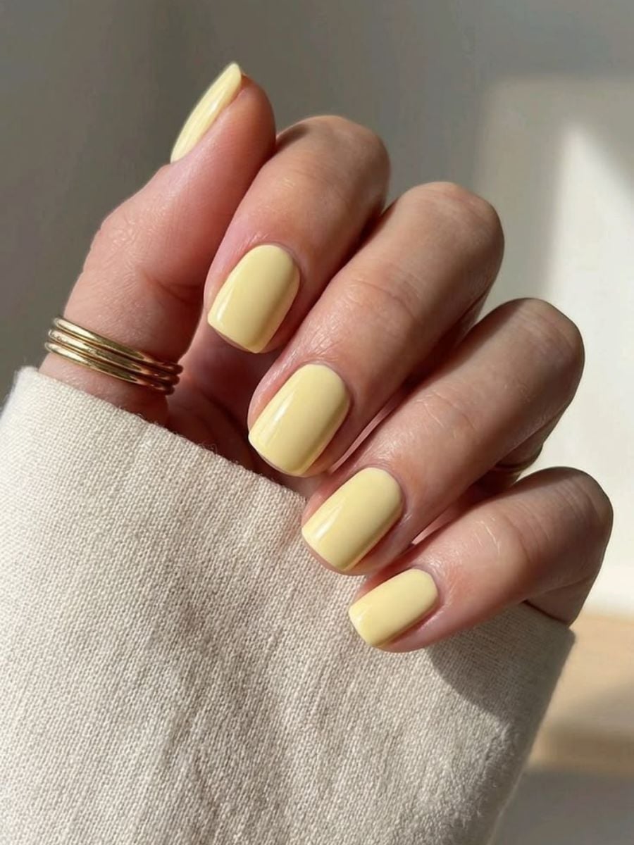 Butter yellow νύχια παραμένουν στα trends για δεύτερη συνεχόμενη χρονιά