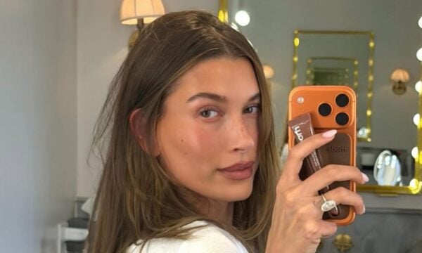 Το απόλυτο καλοκαιρινό λάμψης της Hailey Bieber: Bronzer, φωτεινή επιδερμίδα και σοκολατί γυαλιστερά χείλη
