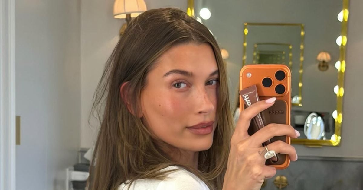 Το απόλυτο καλοκαιρινό λάμψης της Hailey Bieber: Bronzer, φωτεινή επιδερμίδα και σοκολατί γυαλιστερά χείλη