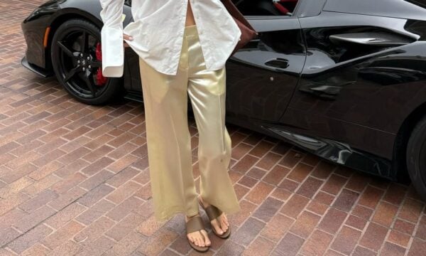 Stretch Thong Sandals: Αυτά τα πέδιλα θα φορεθούν ασταμάτητα το καλοκαίρι