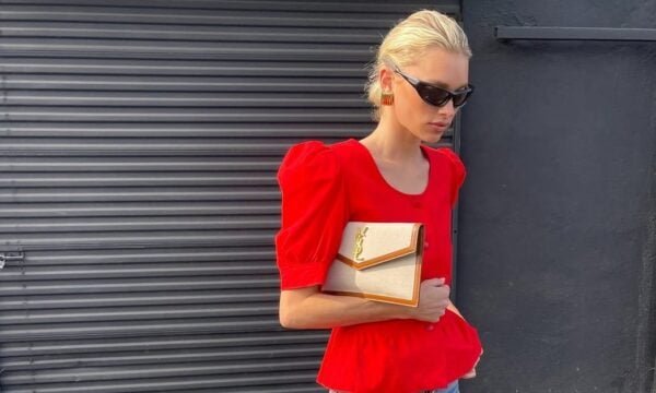 Η θριαμβευτική επάνοδος του peplum! Πώς το στυλ που λατρέψαμε να αποφεύγουμε έγινε η κορυφαία τάση του 2026