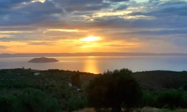 Παρθενώνας: Το μπαλκόνι της Χαλκιδικής με το πιο μαγευτικό ηλιοβασίλεμα (βίντεο)