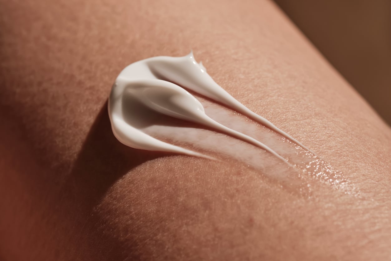 Sunscreen cocktailing: Μήπως η ανάμειξη αντηλιακών δεν είναι και τόσο σοφή επιλογή;