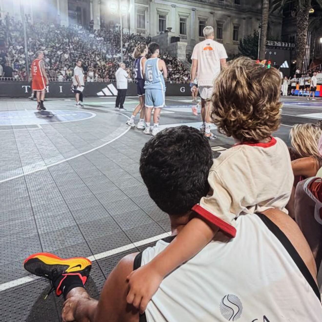 Τζένη Μπαλατσινού καμάρωσε τον Βασίλη Κικίλια σε τουρνουά μπάσκετ με τον 5χρονο γιο τους – Φωτογραφίες