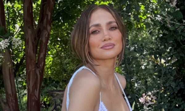Jennifer Lopez: Αποκαλύπτει το φυσικό της πρόσωπο το πρωί, χωρίς μακιγιάζ